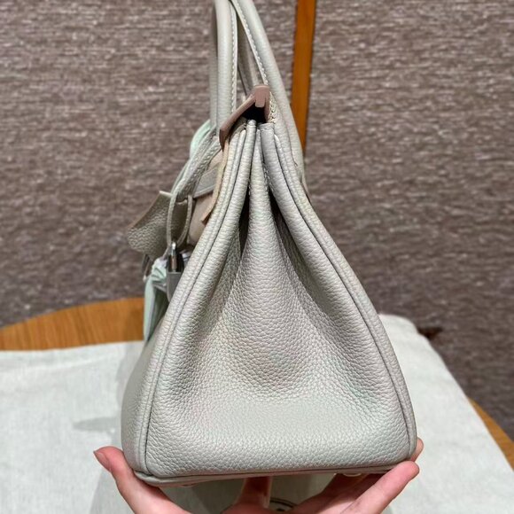 Classic Hermes Bag: A Stylish and Versatile Choice for Elegance - Picture 5 of 6